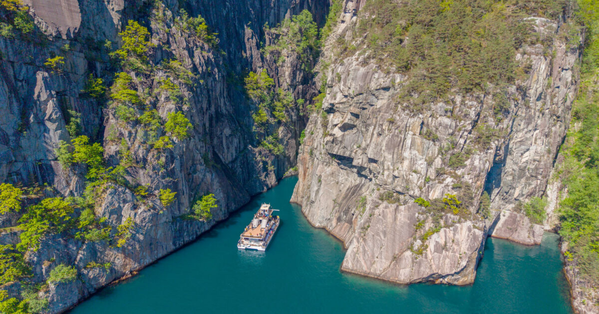 ザ・ホロフェイズ　ソー・ディス・イズ・グレイトブリテン？ Silent Lysefjord & Pulpit rock cruise - Brim Explorer